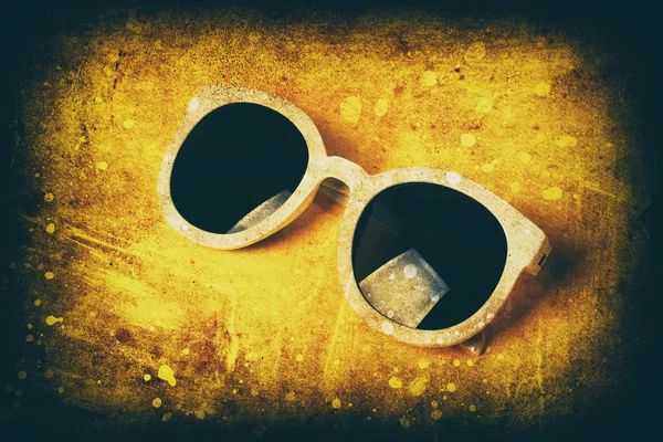 Стильные белые солнечные очки — стоковое фото