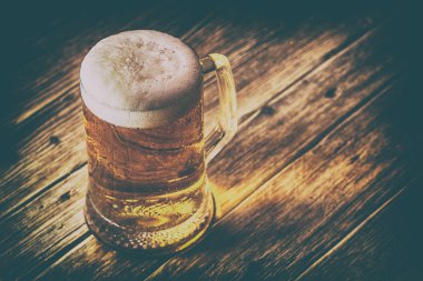 Bira bir ahşap zemin üzerine bir fincan