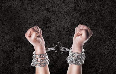 Zincirleri elinde iki