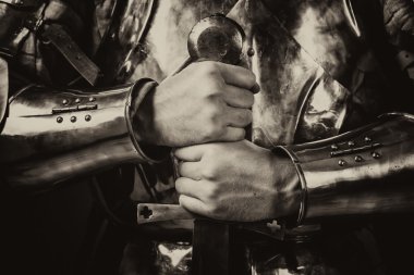 iki elle kılıç ile zırh giymiş şövalye