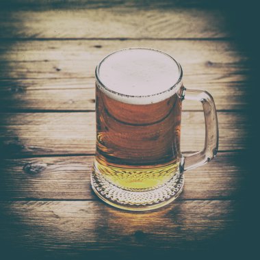 Bira bir ahşap zemin üzerine bir fincan