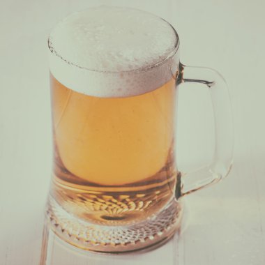 bira masa üzerinde bir fincan