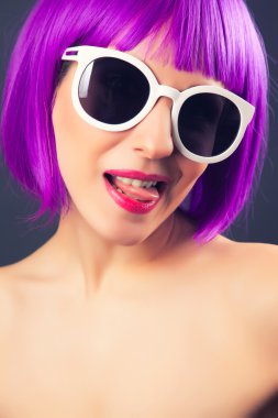 güzel kadın giyiyor renkli peruk