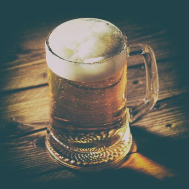 Bira bir ahşap zemin üzerine bir fincan