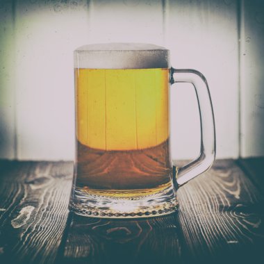 bira masa üzerinde bir fincan