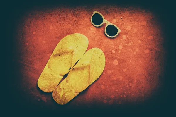 Gele flip-flops en zonnebril — Stockfoto