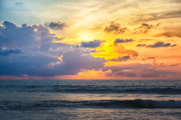 Schöner orangefarbener Sonnenaufgang — Stockfoto