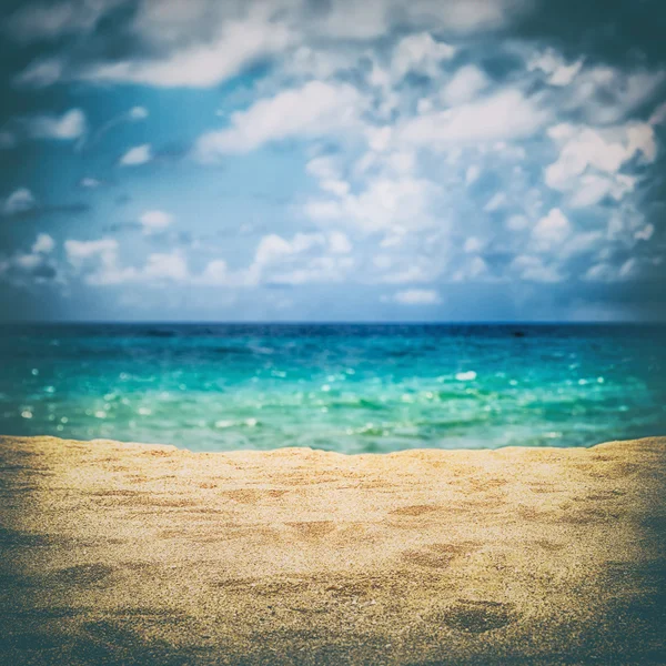 Tropisk strand med moln — Stockfoto