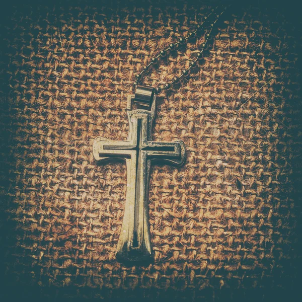 Lähikuva hopea Christian risti — kuvapankkivalokuva