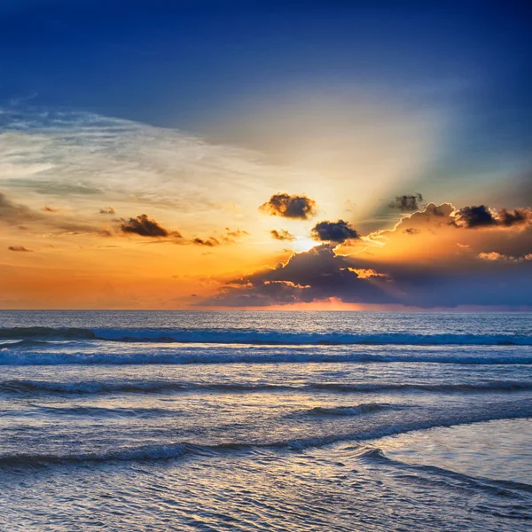 Schöner orangefarbener Sonnenaufgang — Stockfoto