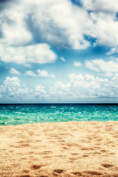 Tropisch strand met wolken — Stockfoto