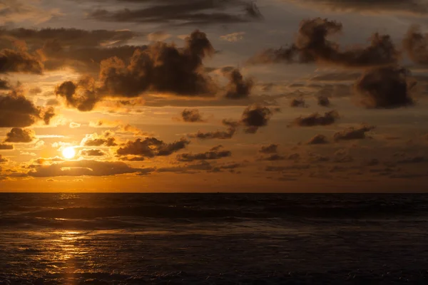 Lever de soleil dans l'océan Indien — Photo