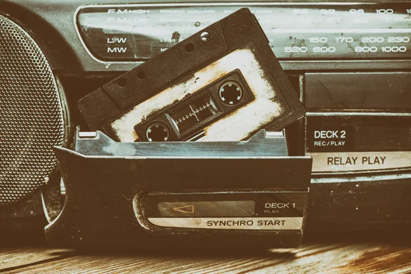 Oude cassettebandje en speler — Stockfoto