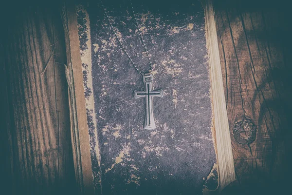 Primer plano de la cruz cristiana de plata — Foto de Stock