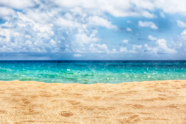 Tropisk strand med moln — Stockfoto
