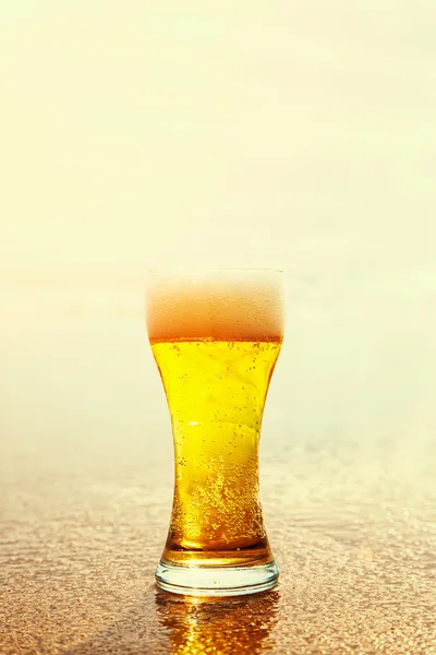 Стакан пива на морском фоне — стоковое фото