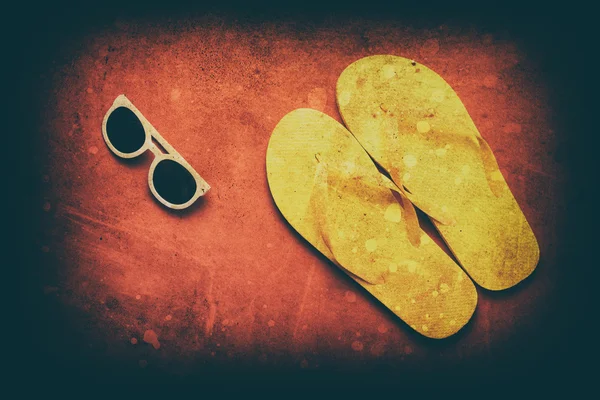 Gele flip-flops en zonnebril — Stockfoto