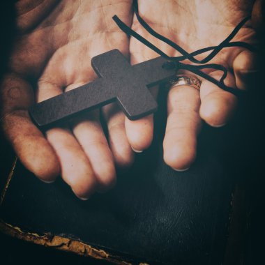 Vintage çapraz İncil tutan eller