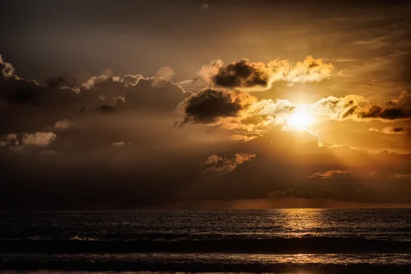 Schöner orangefarbener Sonnenaufgang — Stockfoto