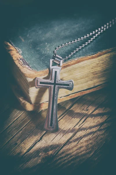 Primo piano della croce cristiana d'argento — Foto Stock