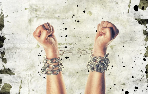 Zincirleri elinde iki