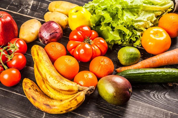 Composición con una variedad de verduras orgánicas crudas — Foto de Stock