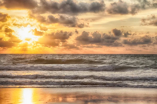 Sunrise in the sea coast — Stock Photo, Image