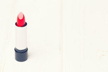Tek kırmızı ruj