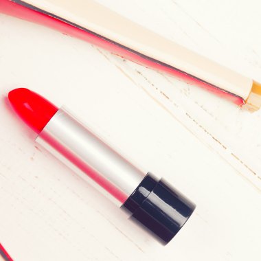 Ayakkabı ile kırmızı ruj