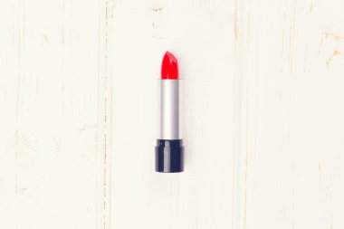 Tek kırmızı ruj