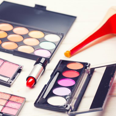 kozmetik kümesi ve ayakkabı