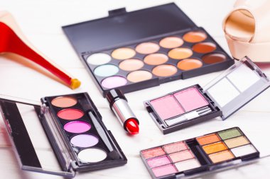 kozmetik kümesi ve ayakkabı