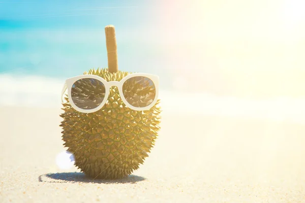 Durian kung av frukt med solglasögon — Stockfoto