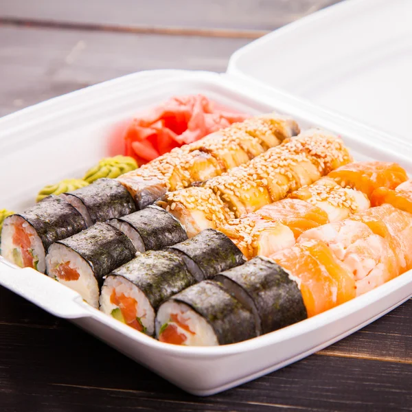 Conjunto de rolos de sushi — Fotografia de Stock