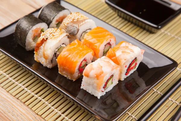 Conjunto de rolos de sushi — Fotografia de Stock