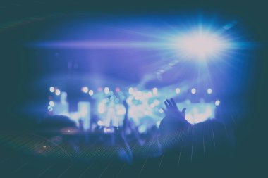 İnsanlar ve müzisyenler siluetleri 