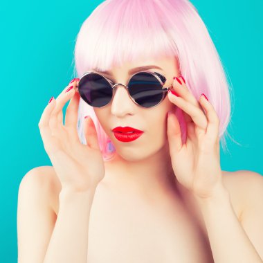 güzel kadın giyiyor pembe peruk 