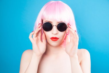 güzel kadın giyiyor pembe peruk 