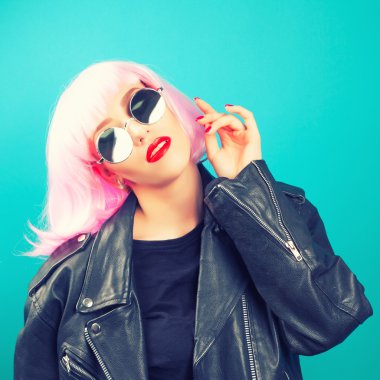 güzel kadın giyiyor pembe peruk 