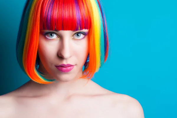 Hermosa mujer vistiendo colorido peluca —  Fotos de Stock