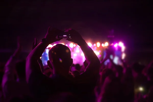 Silhouetten von Menschen und Musikern — Stockfoto