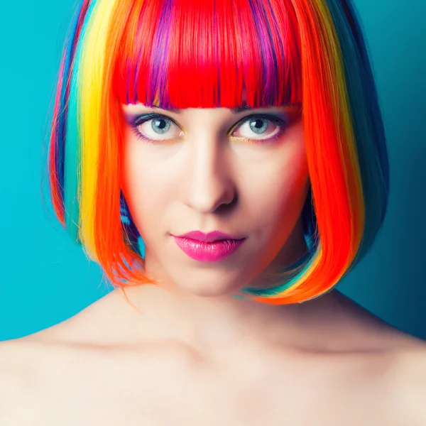 Hermosa mujer vistiendo colorido peluca — Foto de Stock