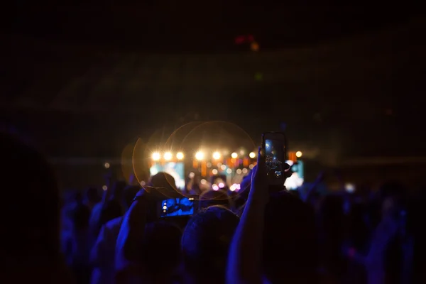 Silhouetten von Menschen und Musikern — Stockfoto