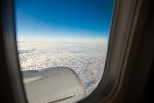 Wing of the plane on blue sky — Stock Photo, Image