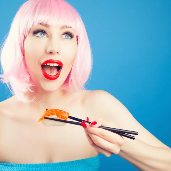 Menina bonita comer sushi — Fotografia de Stock