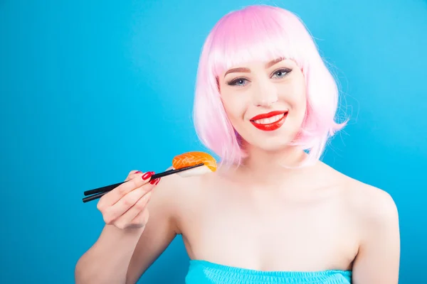 Hermosa chica comiendo sushi —  Fotos de Stock