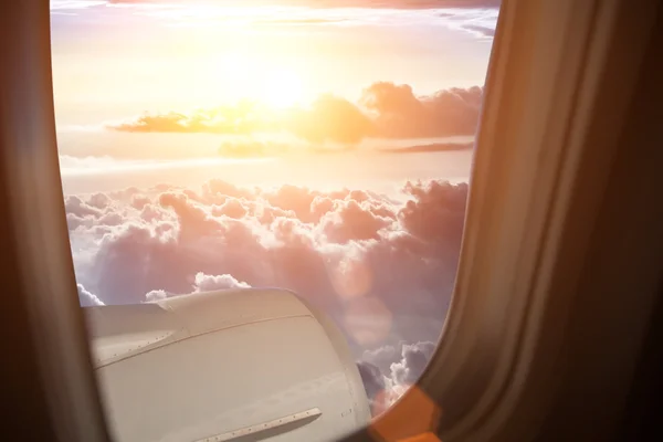 Ala del avión en el cielo azul —  Fotos de Stock