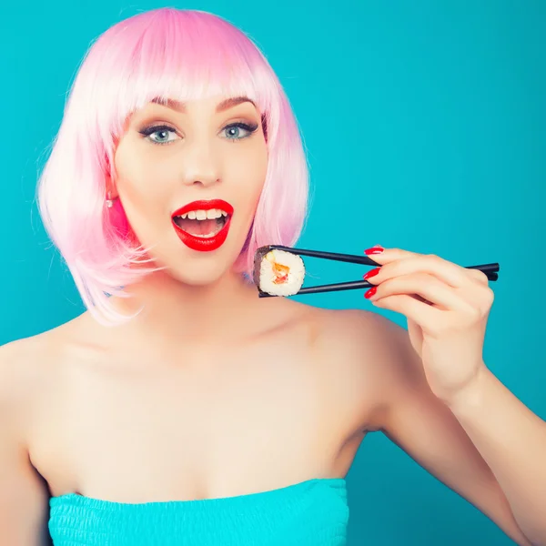 Krásná dívka jíst sushi — Stock fotografie