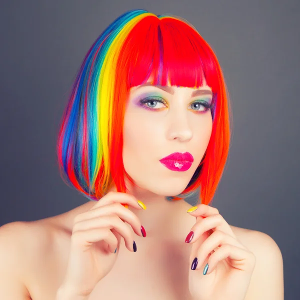 Vacker kvinna bär färgglada peruk — Stockfoto