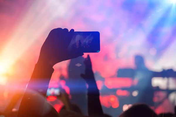 Silhuetter av människor och musiker — Stockfoto